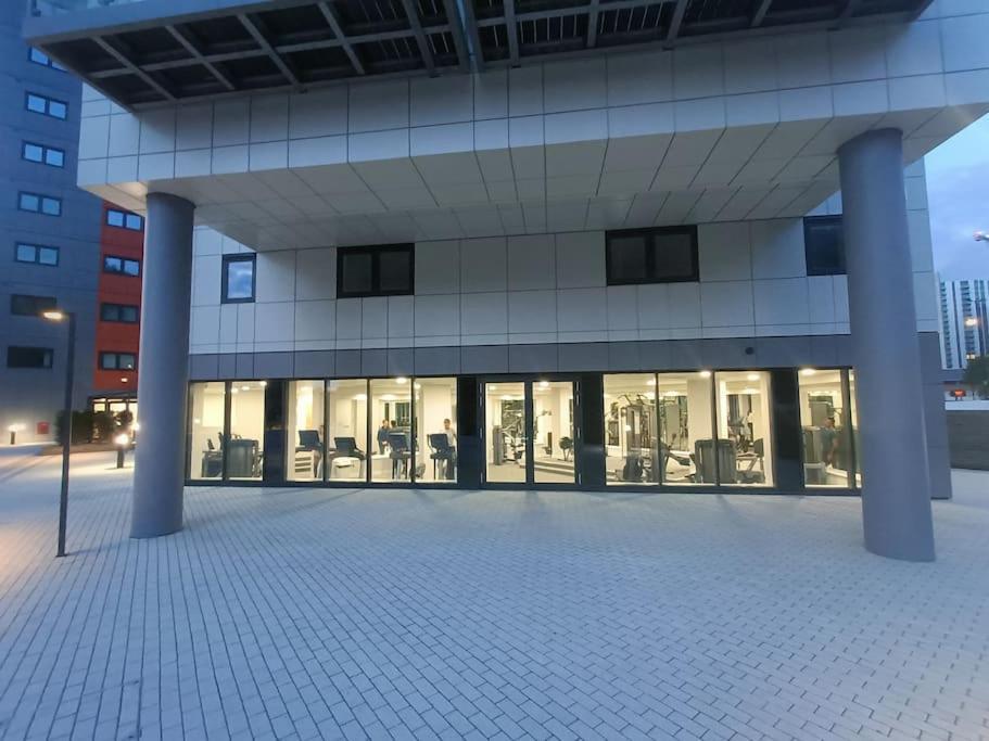Snuggle Inn - Riverside Apartments - Views Over Looking London River Thames, Close To O2 Arena, London Excel, London City Airport, Thames Clipper- River Boat Service, Woolwich Ferry, Onsite Parking, Twin Room Option Available Luaran gambar