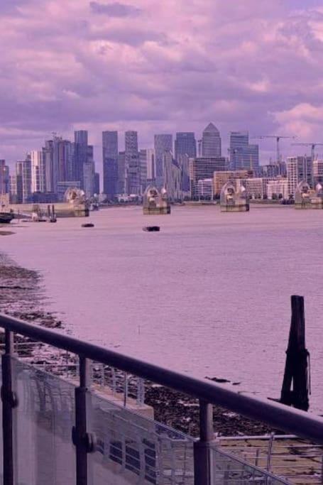 Snuggle Inn - Riverside Apartments - Views Over Looking London River Thames, Close To O2 Arena, London Excel, London City Airport, Thames Clipper- River Boat Service, Woolwich Ferry, Onsite Parking, Twin Room Option Available Luaran gambar