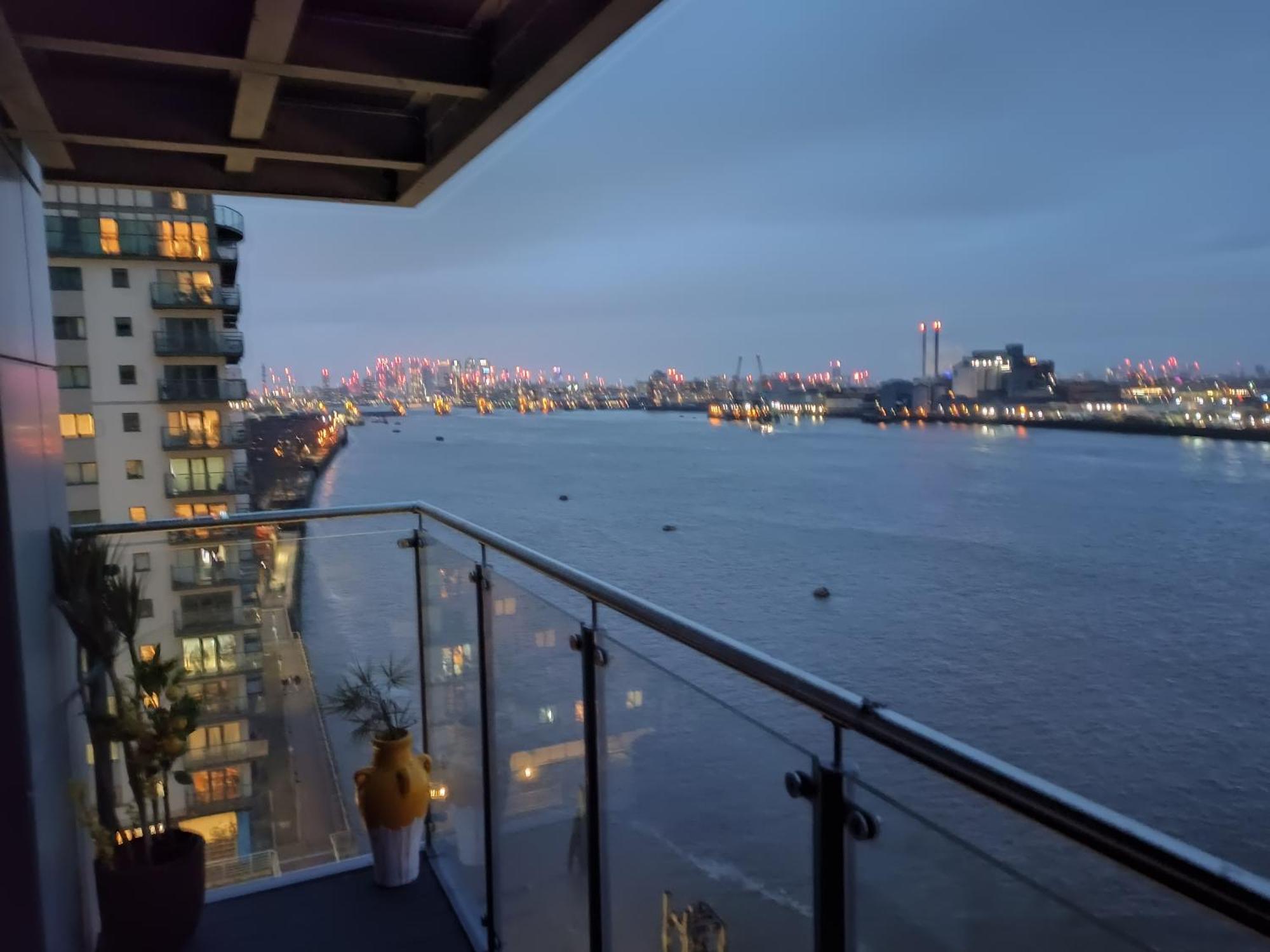 Snuggle Inn - Riverside Apartments - Views Over Looking London River Thames, Close To O2 Arena, London Excel, London City Airport, Thames Clipper- River Boat Service, Woolwich Ferry, Onsite Parking, Twin Room Option Available Luaran gambar