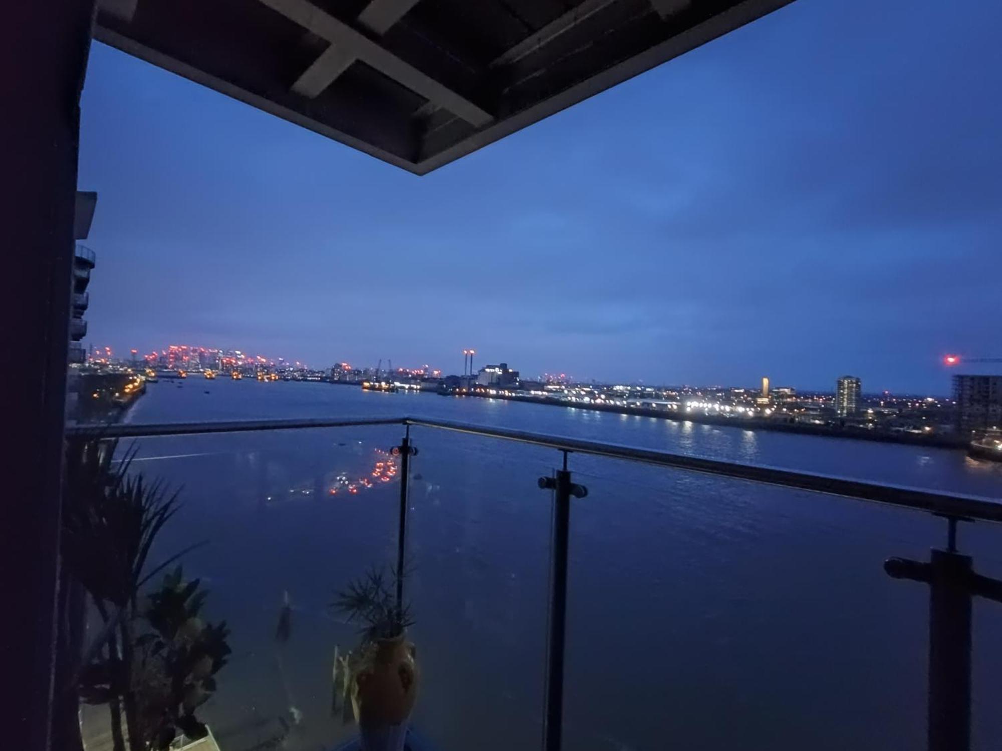 Snuggle Inn - Riverside Apartments - Views Over Looking London River Thames, Close To O2 Arena, London Excel, London City Airport, Thames Clipper- River Boat Service, Woolwich Ferry, Onsite Parking, Twin Room Option Available Luaran gambar