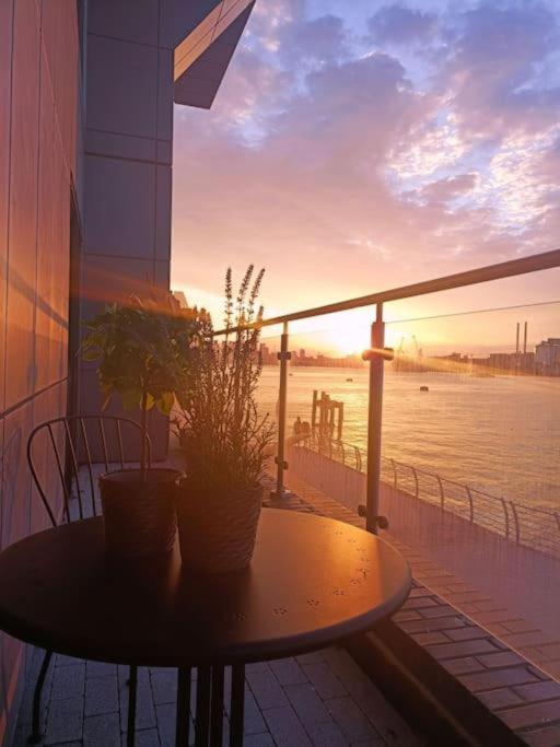 Snuggle Inn - Riverside Apartments - Views Over Looking London River Thames, Close To O2 Arena, London Excel, London City Airport, Thames Clipper- River Boat Service, Woolwich Ferry, Onsite Parking, Twin Room Option Available Luaran gambar